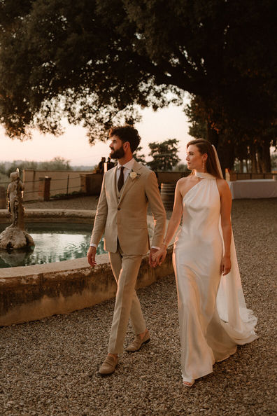 <p>For his stylish summer wedding in Italy, Robin chose a beige suit that perfectly matched the chic summer vibe, ideal for the warm and romantic setting.</p>