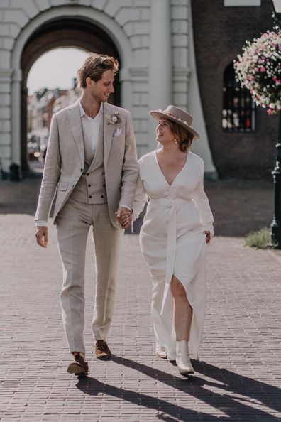 <p>Laurens created a relaxed look with a light beige casual linen suit without a tie for his informal wedding. This three-piece ensemble gave him a stylish look on this joyous day.</p>