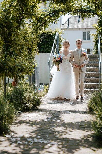 <p>In a beige striped suit that was 'out of the box,' Wouter stood out at his wedding. This bold choice made him stylish and unique on this memorable day.</p>