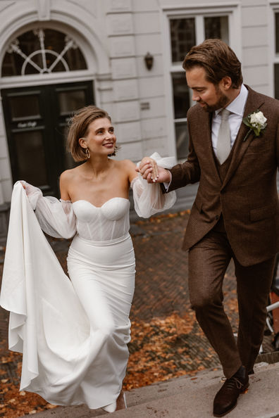 <p>For his autumn wedding, Nils selected a stylish suit of luxurious wool and cashmere in warm earthy tones, perfect for the cozy ambiance.</p>