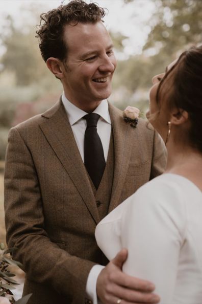 <p>For his winter wedding, Roeland chose a three-piece suit of warm winter fabric in earthy tones. A dark brown tie completed his stylish look on this special day.</p>