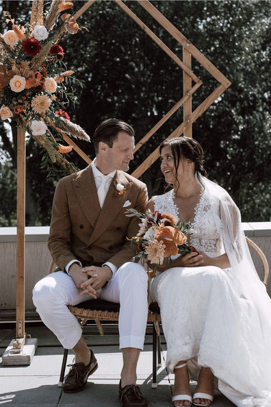 <p>Jilles wore a tobacco-colored jacket for his informal wedding. He paired it with a unique outfit, making it a special day to remember.</p>