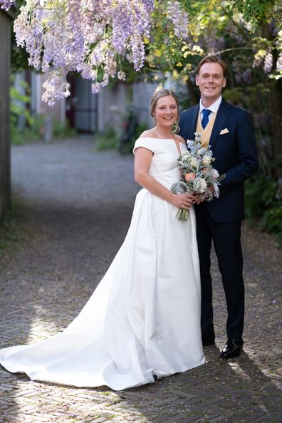 <p>Bart chose a classic navy suit for his wedding, complemented with a vest in a different color for a refined and stylish appearance.</p>